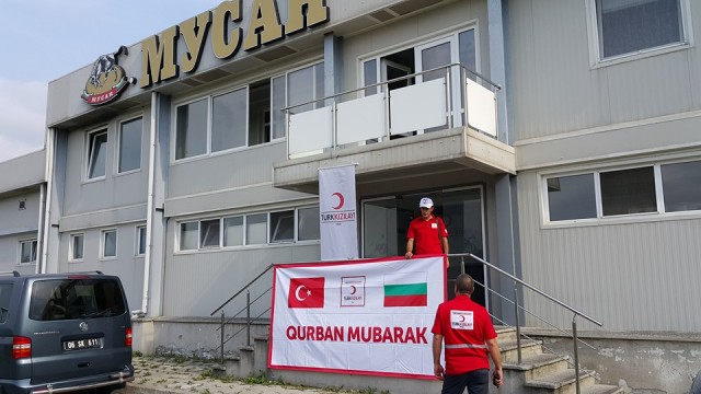 Türk Kızılayı, Bulgaristan'da 100 büyükbaş kurbanlık dağıtıyor