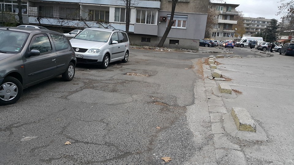 Sağ taraftaki otopark için müsait olan alan, Kırcaali Ombudsmanının oğluna rant sağalamak için mi beton bloklarla kapatıldı?
