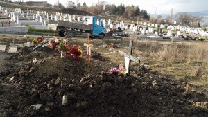 Dış güçler,  Kırcaali'de ölen bir Müslüman'ı Hıristiyan mezarlığına gömüyor ve mezarına  haç dikiyor