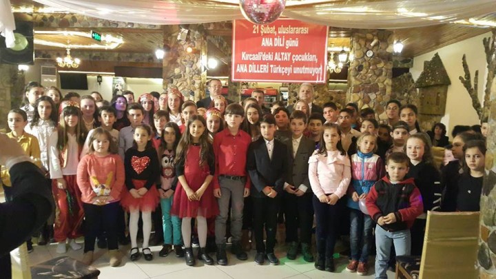 ALTAY çocukları, toplu halde Ana Dil Türkçe günü kutlamasında