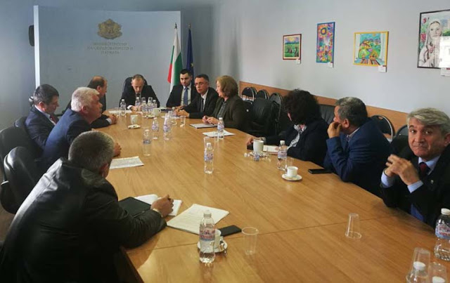 Kırcaali bölgesi HÖH/DPS belediye başkanlarının Türkçe öğretimi konusunda, Bulgaristan Eğitim ve Bilim Bakanıyla yaptıkları görüşme