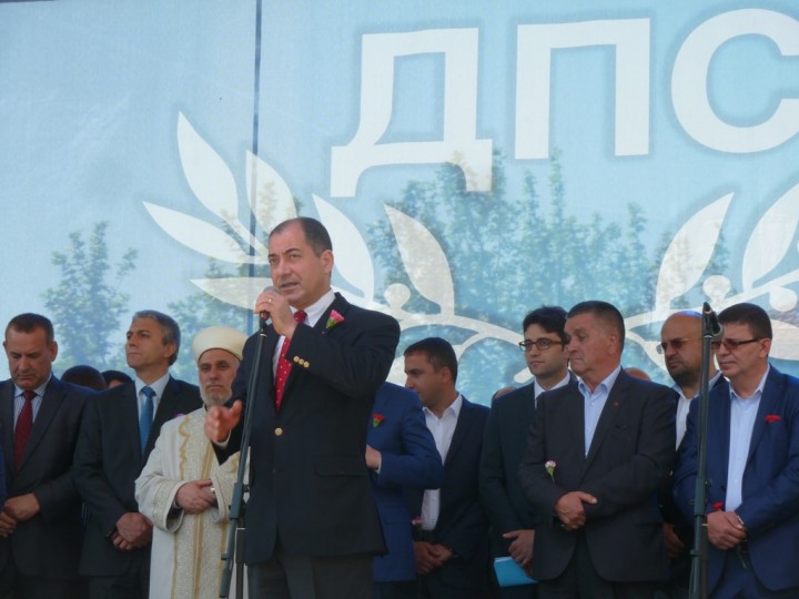 Mayıs 2015: Büyükelçi Süleyman Gökçe, HÖH/DPS mitinginde, aynı partiyi öve öve bitiremiyor.
