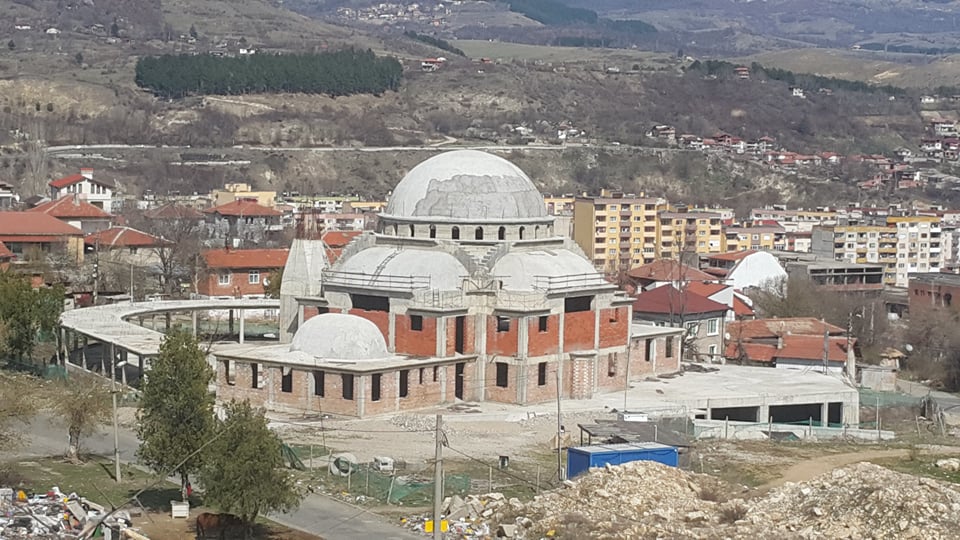 Kırcaali'de yapılan yeni caminin kaba inşaatı bitmek üzere..