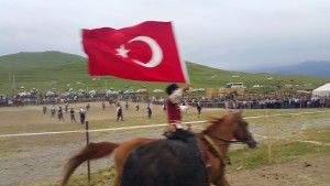 Festivalde, at üstünde dalgalanan en büyük Türk devletinin bayrağı...