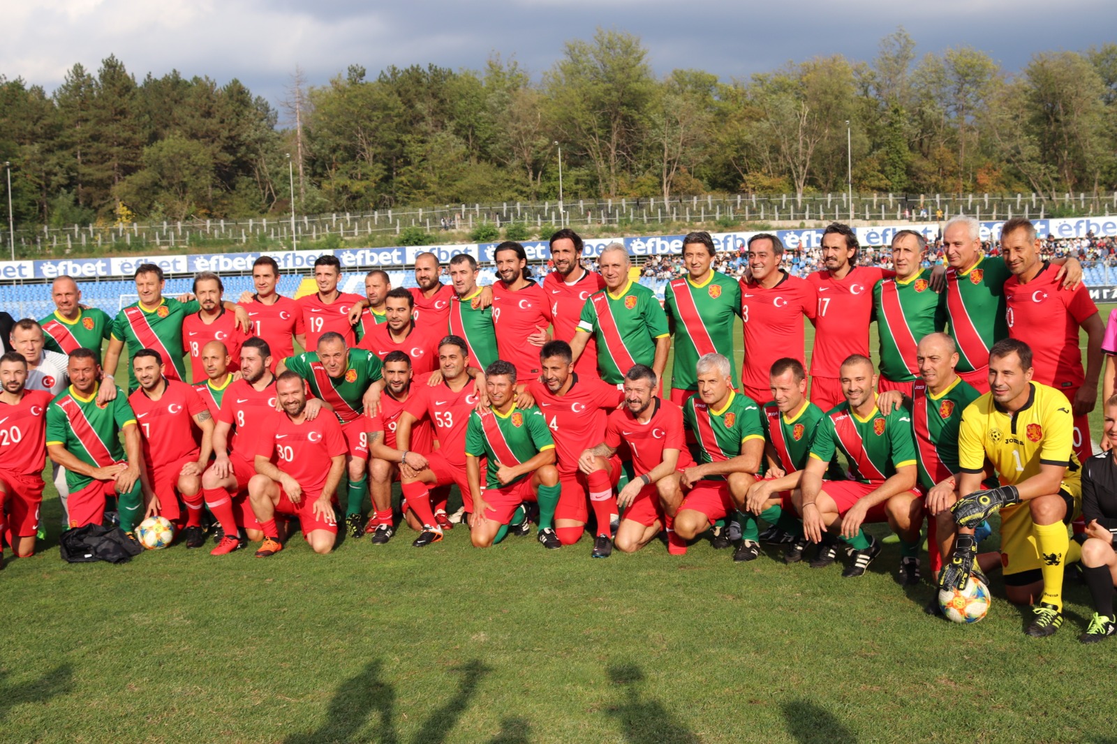 Kırcaali'de Türkiye-Bulgaristan veteran futbol takımlarının maçı 2:2 bitti