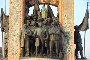 Atatürk ve silah arkadaşlarının yanı sıra, iki Sovyet generalinin heykelinin de bulunduğu Taksim'deki Cumhuriyet anıtı.