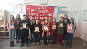  Ana Dili gününü kutlayan Tosçalı köyü çocuklarının Türkçe ders kitabı sevinci.