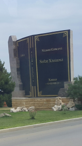 Gence girişinde, Nizami Gencevi'nin "Leyla ile Mecnun" , " "Yedi güzel", " Sırlar hazinesi" vs gibi eserlerinin kitap şeklideki  büyük boy abideleri göze çarpmaktadır.