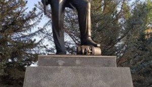 Erivan'daki bir heykelde,  Talat  Paşanın katili yüceltiliyor. Oysa katledildiği zaman Talat Paşa, sadece bir sivildi...  Alçak Ermeni zihniyeti işte...